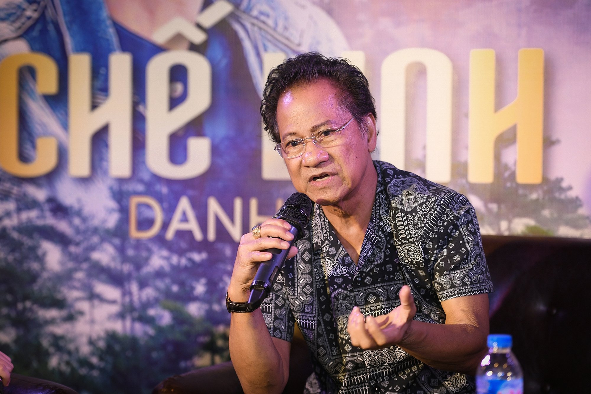 Chế Linh: Trên sân khấu, tôi hôn bạn diễn trẻ đẹp hơn vợ, vợ ngồi dưới cũng thấy bình thường” - Ảnh 3.