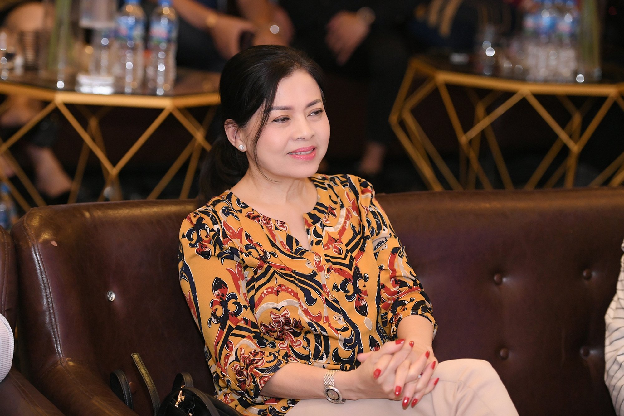 Chế Linh: Trên sân khấu, tôi hôn bạn diễn trẻ đẹp hơn vợ, vợ ngồi dưới cũng thấy bình thường” - Ảnh 2.