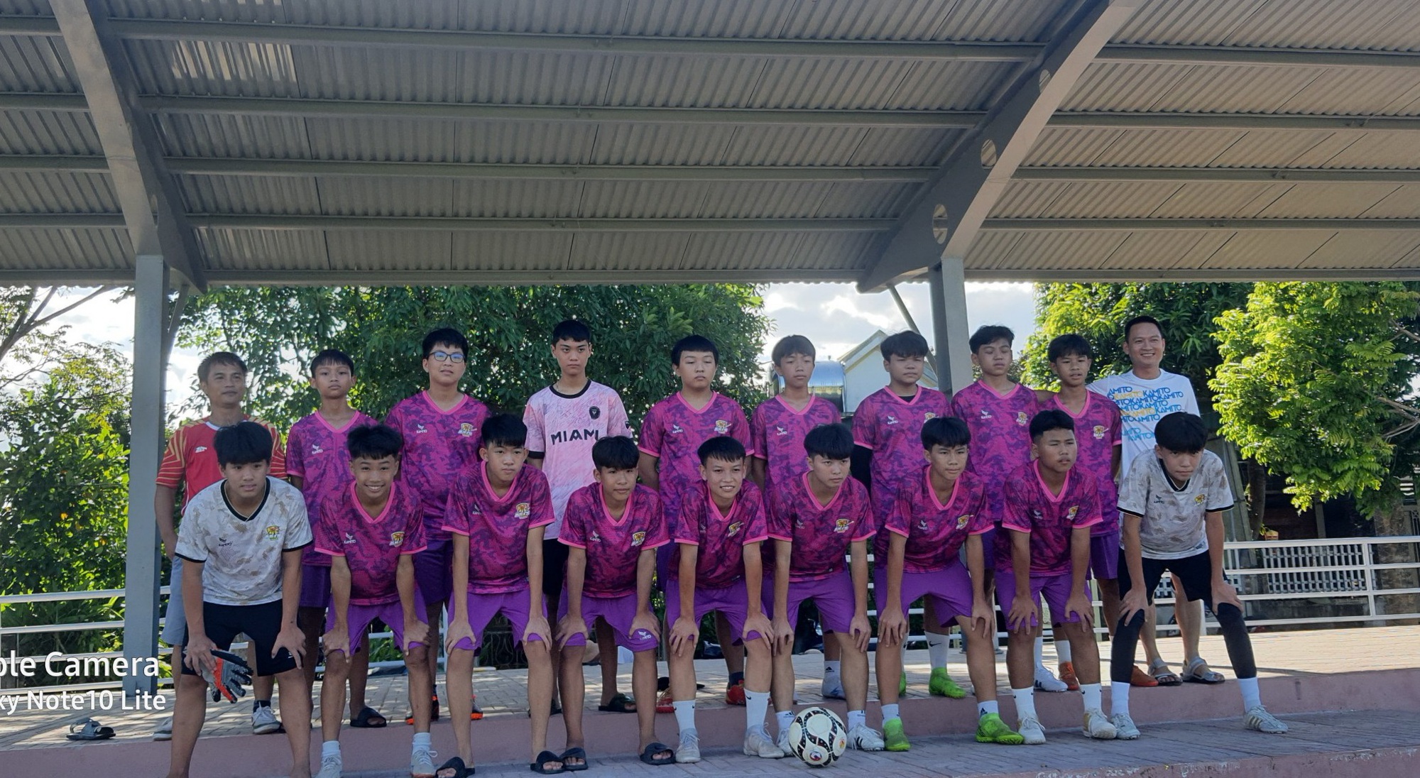 Thầy giáo dành cả mùa hè dạy bóng đá miễn phí cho học sinh - Ảnh 2.