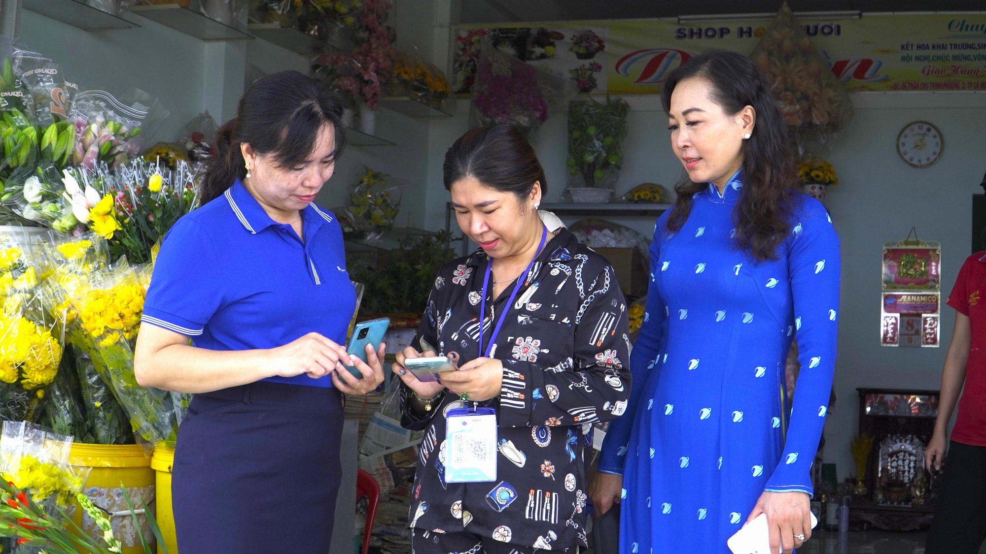 VNPT Cà Mau đồng loạt khai trương 10 điểm “Chợ 4.0 – thanh toán không dùng tiền mặt” - Ảnh 3.
