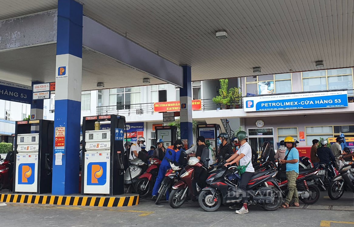 Người dân TP.HCM đi đổ xăng, cây xăng đông nghẹt - Ảnh 5.