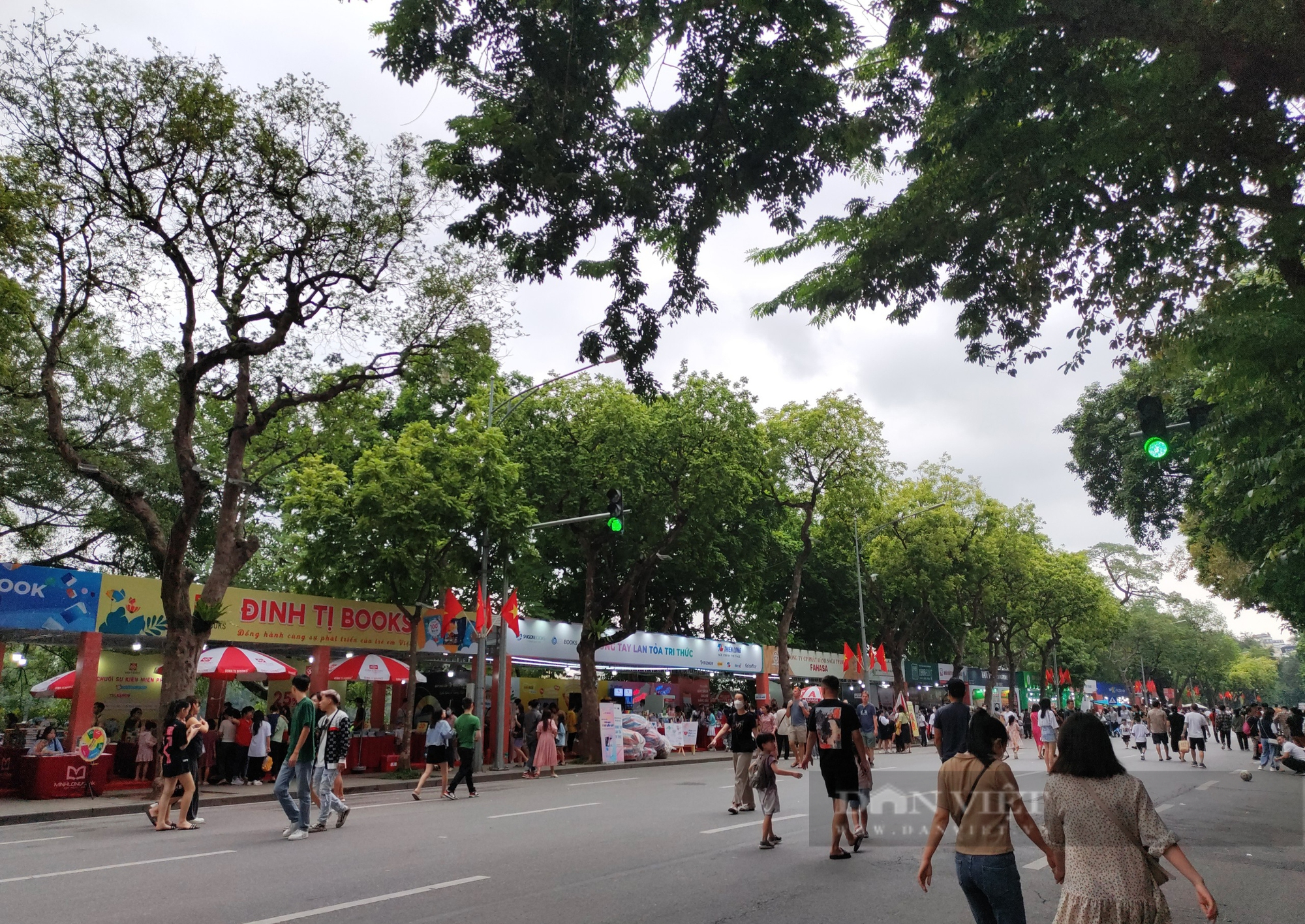 Hà Nội bình yên chào mừng ngày Giải phóng Thủ đô - Ảnh 8.