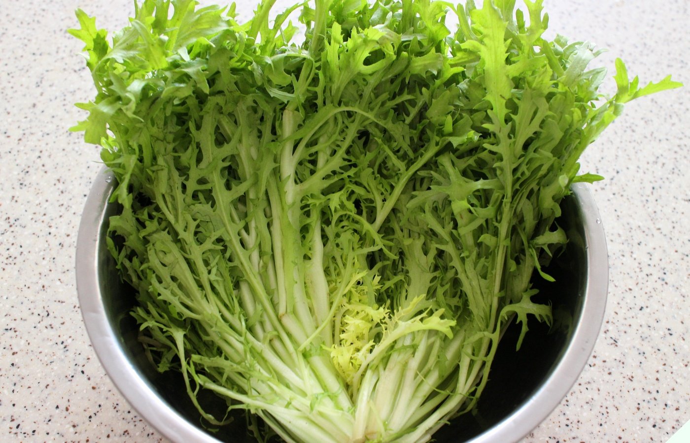 Gặp loại rau là “thảo mộc đường ruột” mua về làm ngay món này cho cả nhà, vừa dưỡng gan, bổ mắt  - Ảnh 2.