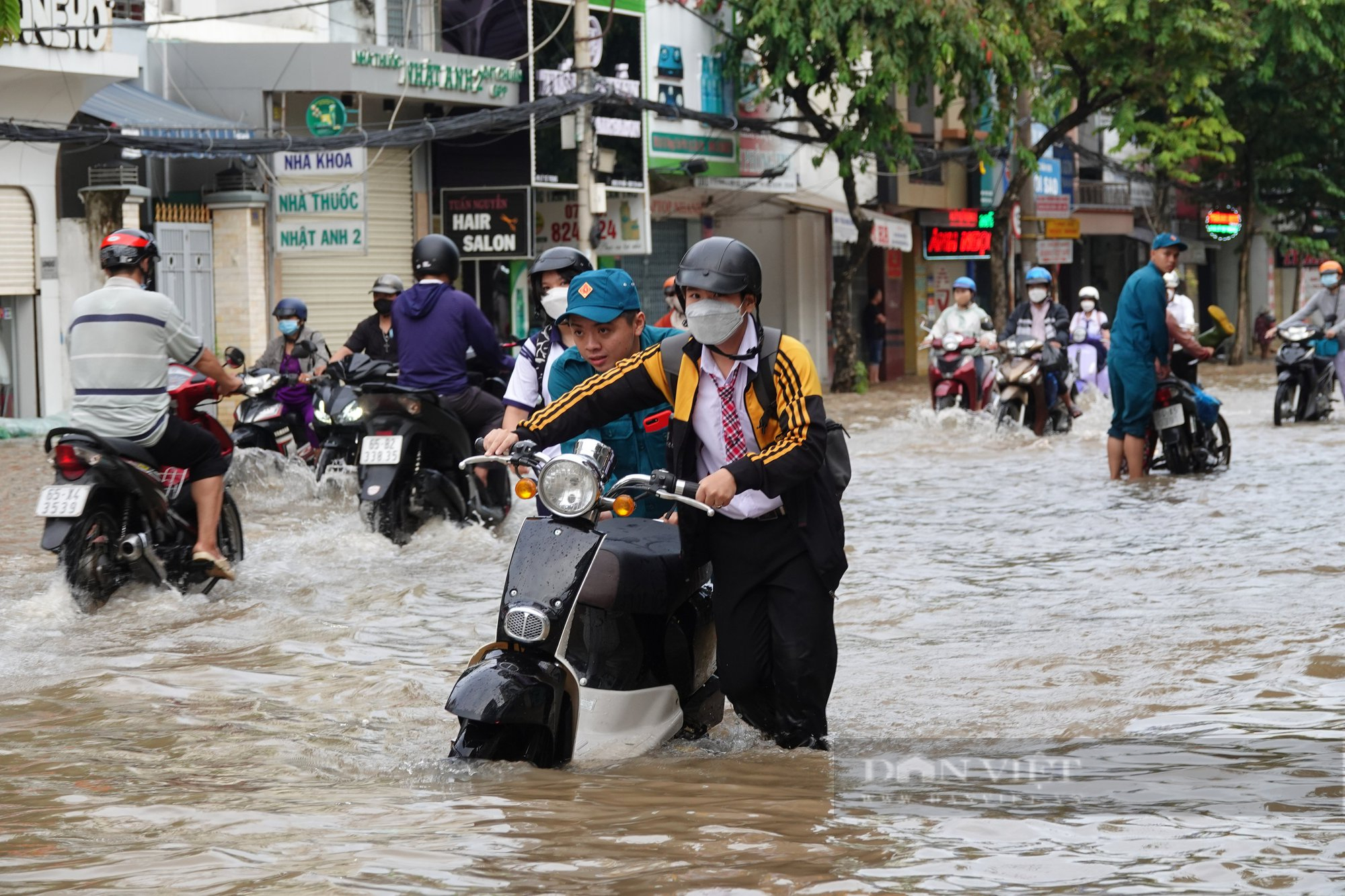 Triều cường ở Cần Thơ liên tục dâng cao, học sinh phải tự học tại nhà - Ảnh 1.