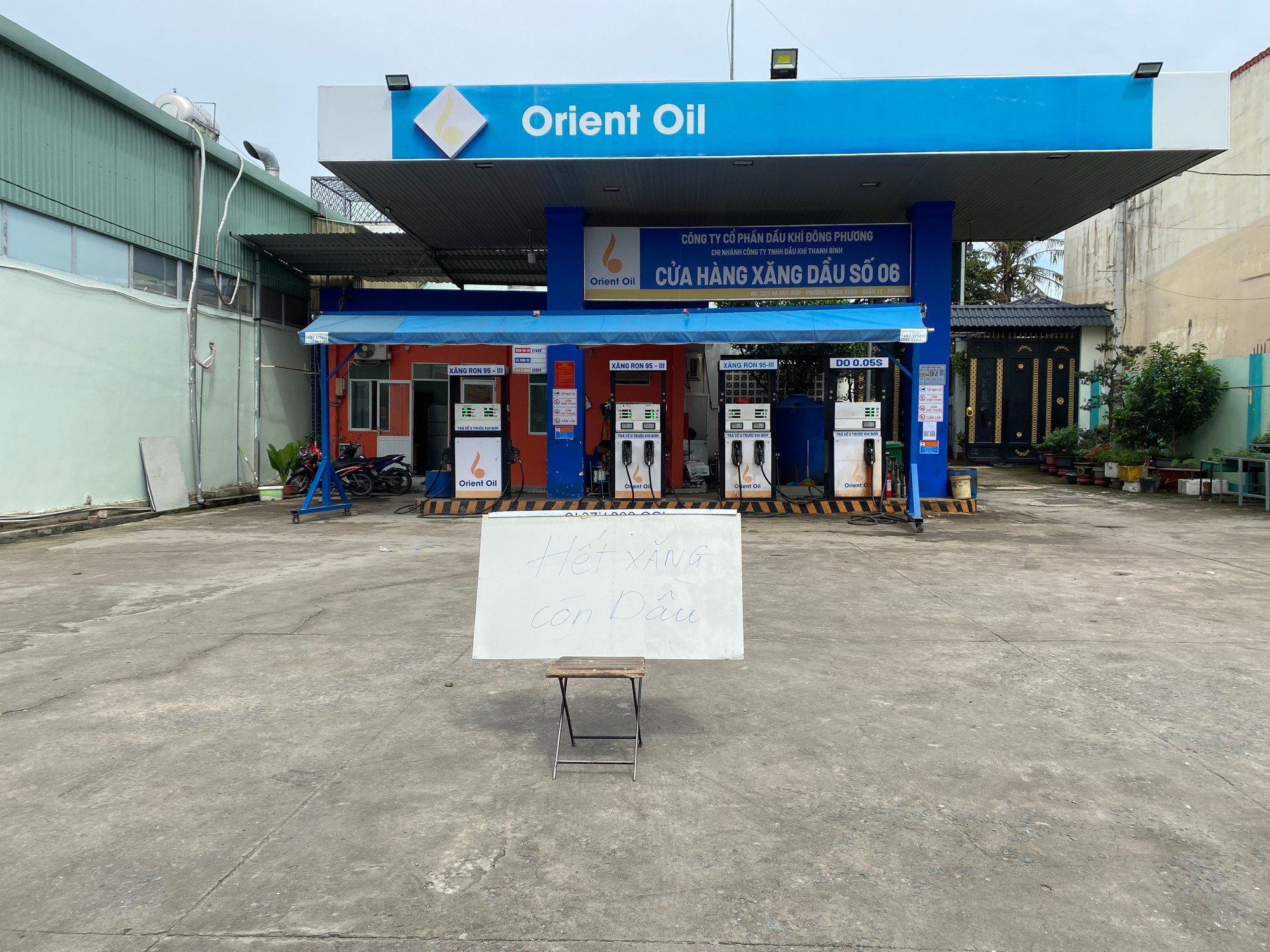 Sau một đêm xếp hàng dài chờ đổ xăng, người dân TP.HCM đã dễ dàng mua xăng hơn - Ảnh 4.