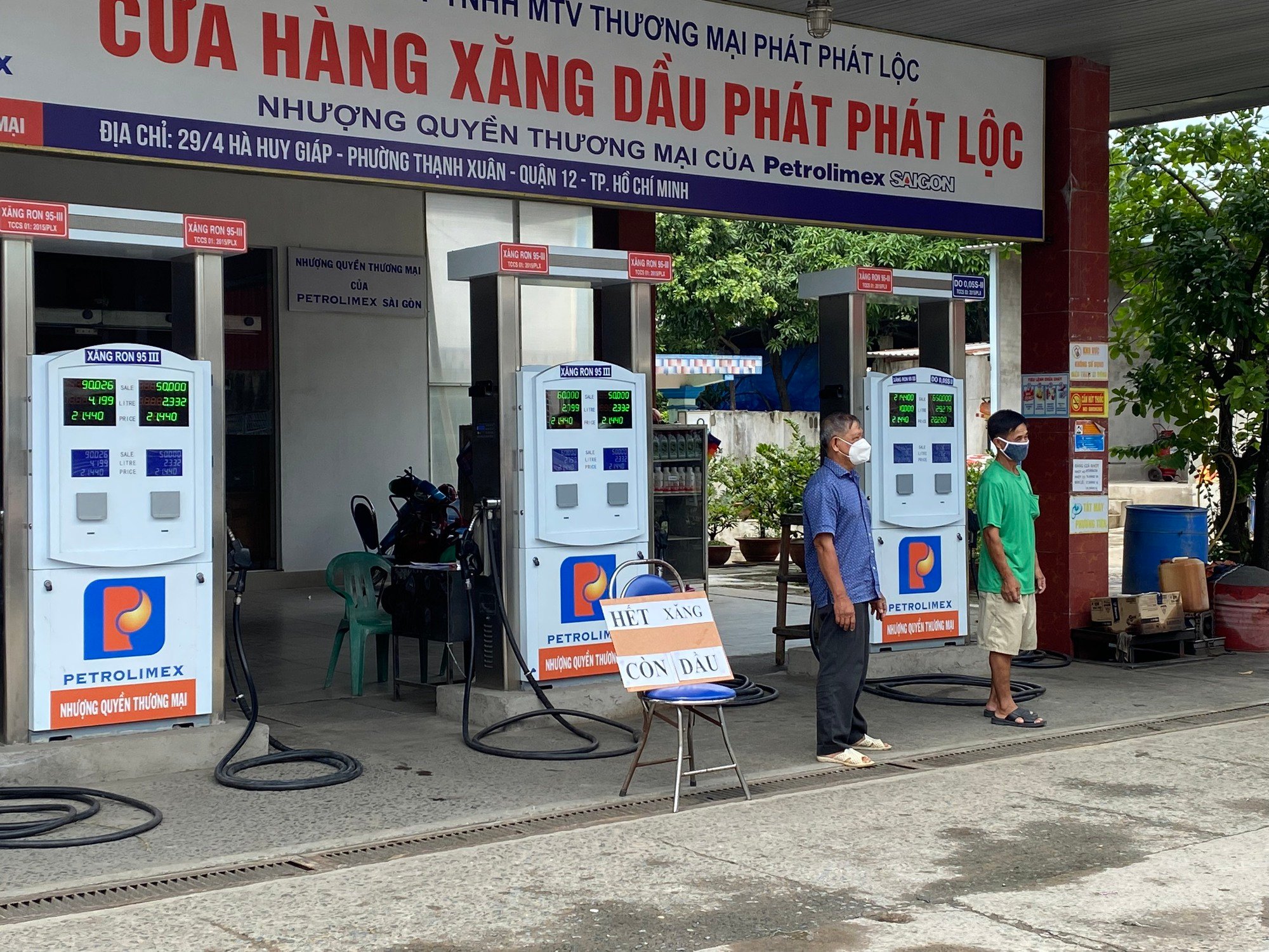Sau một đêm xếp hàng dài chờ đổ xăng, người dân TP.HCM đã dễ dàng mua xăng hơn - Ảnh 5.