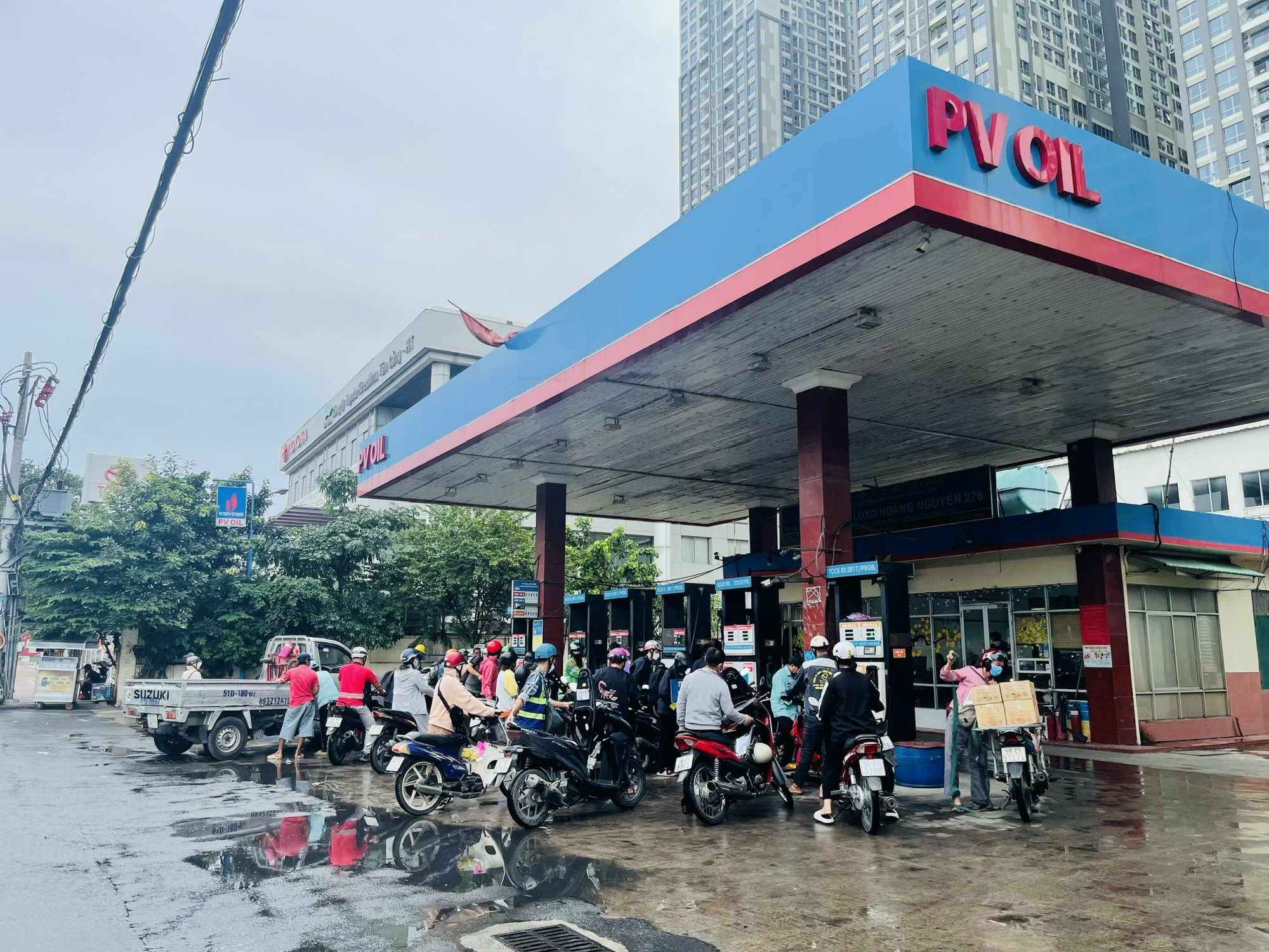 Sau một đêm xếp hàng dài chờ đổ xăng, người dân TP.HCM đã dễ dàng mua xăng hơn - Ảnh 1.