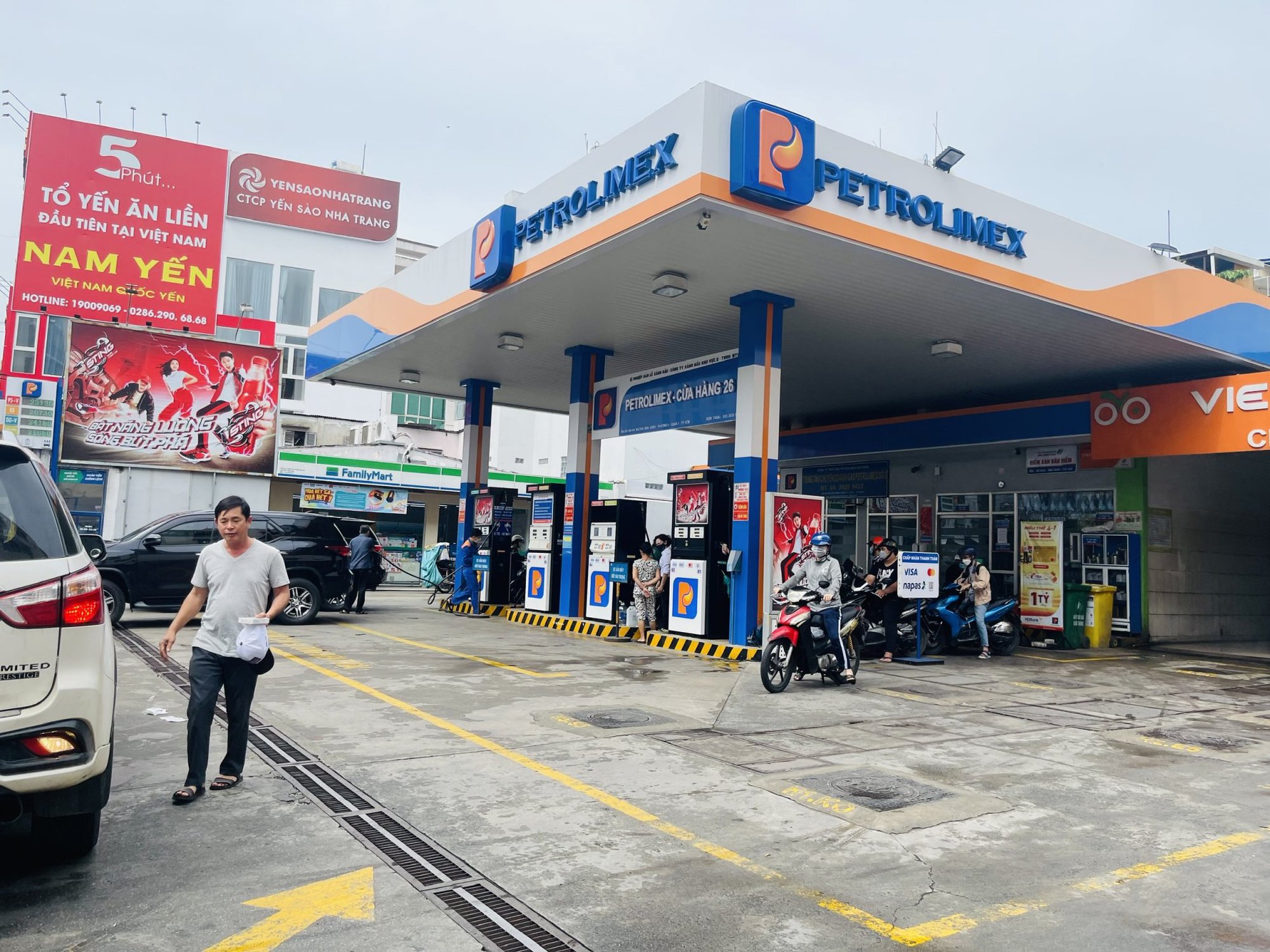 Sau một đêm xếp hàng dài chờ đổ xăng, người dân TP.HCM đã dễ dàng mua xăng hơn - Ảnh 2.