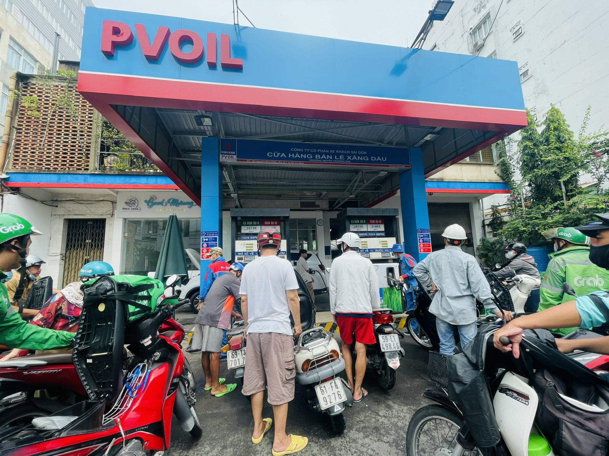 Sau một đêm xếp hàng dài chờ đổ xăng, người dân TP.HCM đã dễ dàng mua xăng hơn - Ảnh 3.