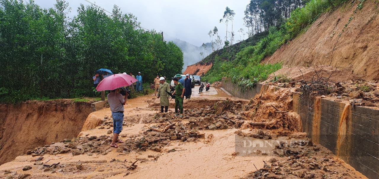 Bình Định: Đường bê tông bị phá hỏng, khẩn trương dời dân thoát khỏi vùng nguy hiểm - Ảnh 2.