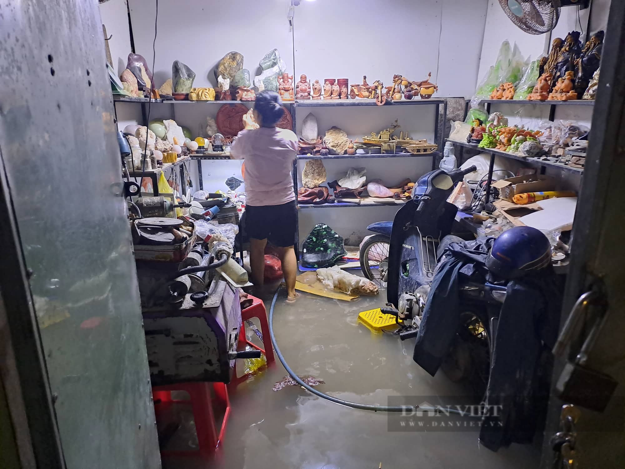 Bình Định đổ mưa lớn, nhiều tuyến đường phố Quy Nhơn ngập sâu, nước ùa vào nhà dân trong đêm - Ảnh 2.