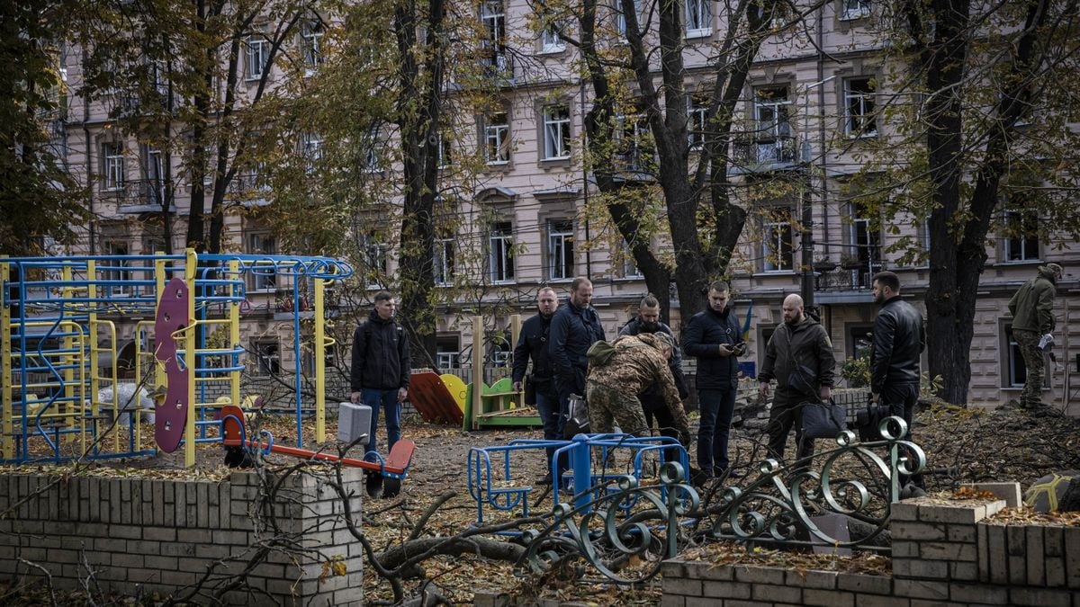 Chùm ảnh: Nước mắt, nỗi đau hằn trên gương mặt người Ukraine sau khi hứng trận 'mưa' tên lửa - Ảnh 9.