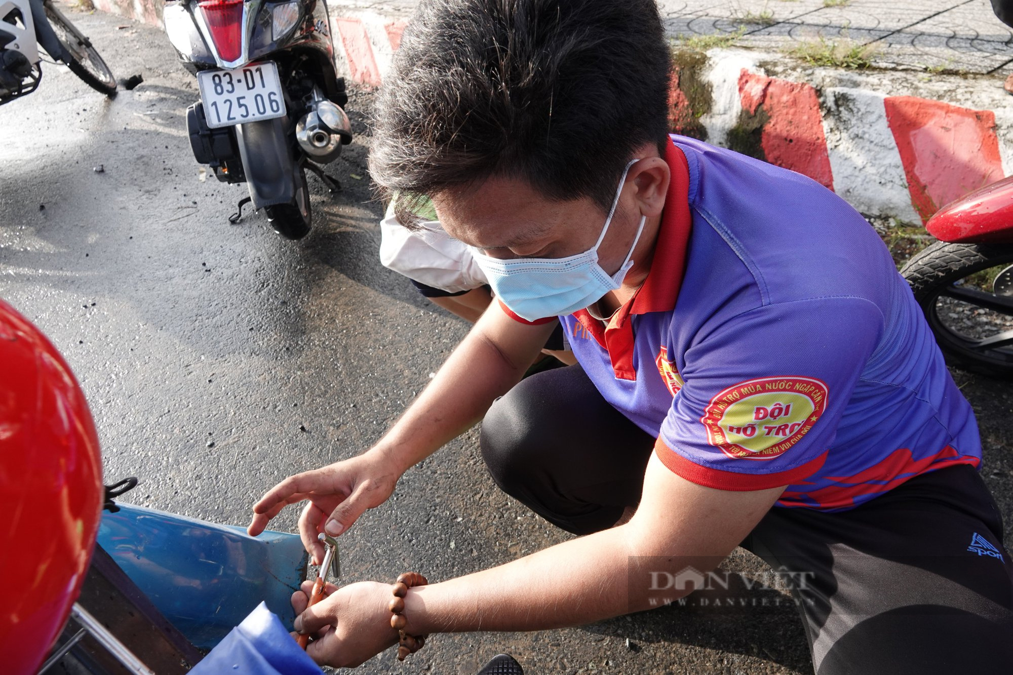 Triều cường ở Cần Thơ tiếp tục dâng cao: Đội sửa xe miễn phí &quot;cứu&quot; hơn 100 xe chết máy mỗi ngày - Ảnh 6.