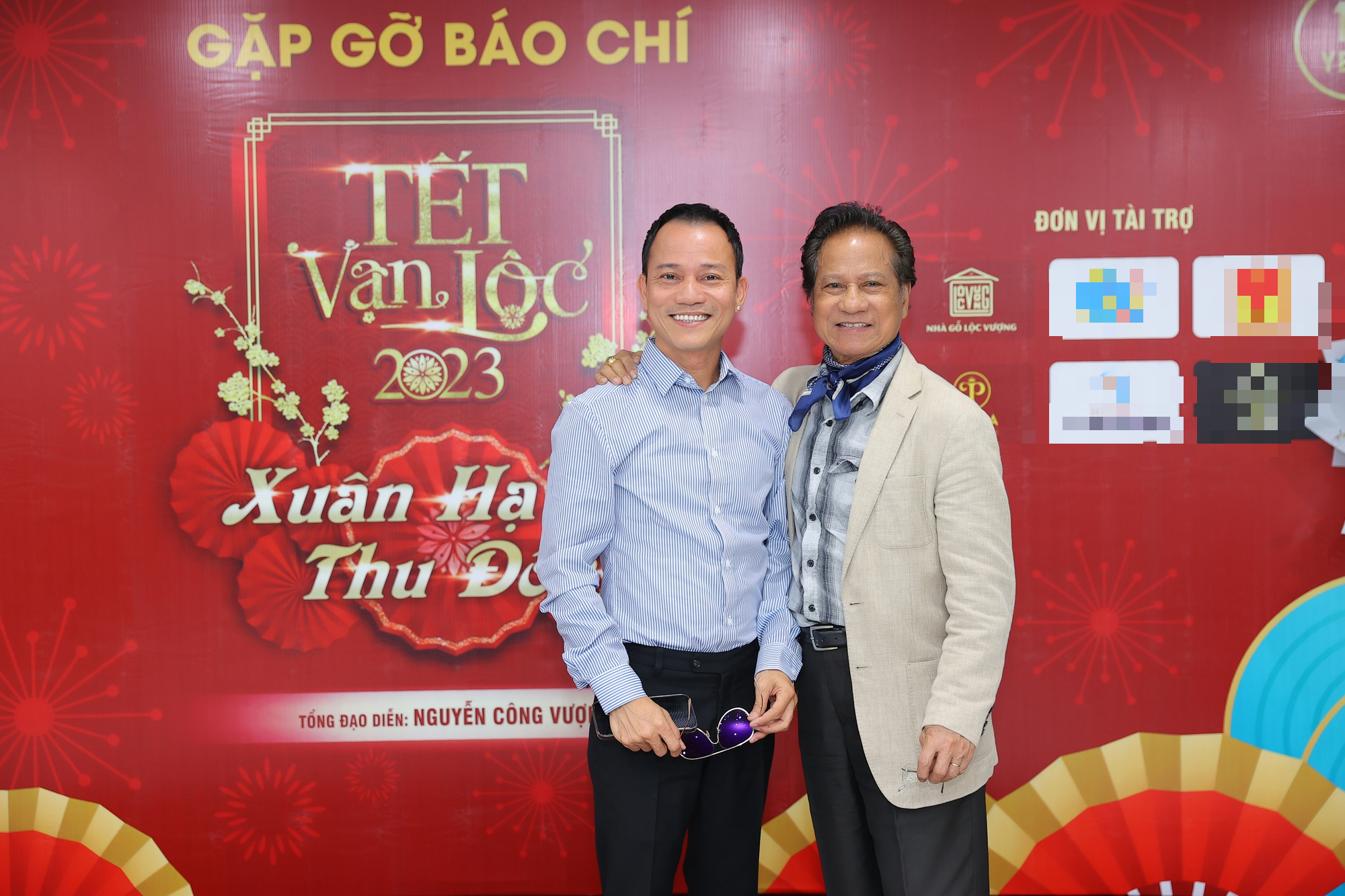 Tết vạn lộc 2023: 4 cha con Chế Linh lần đầu hội ngộ, tiểu phẩm hài “đá xoáy” chuyện hoa hậu - Ảnh 2.
