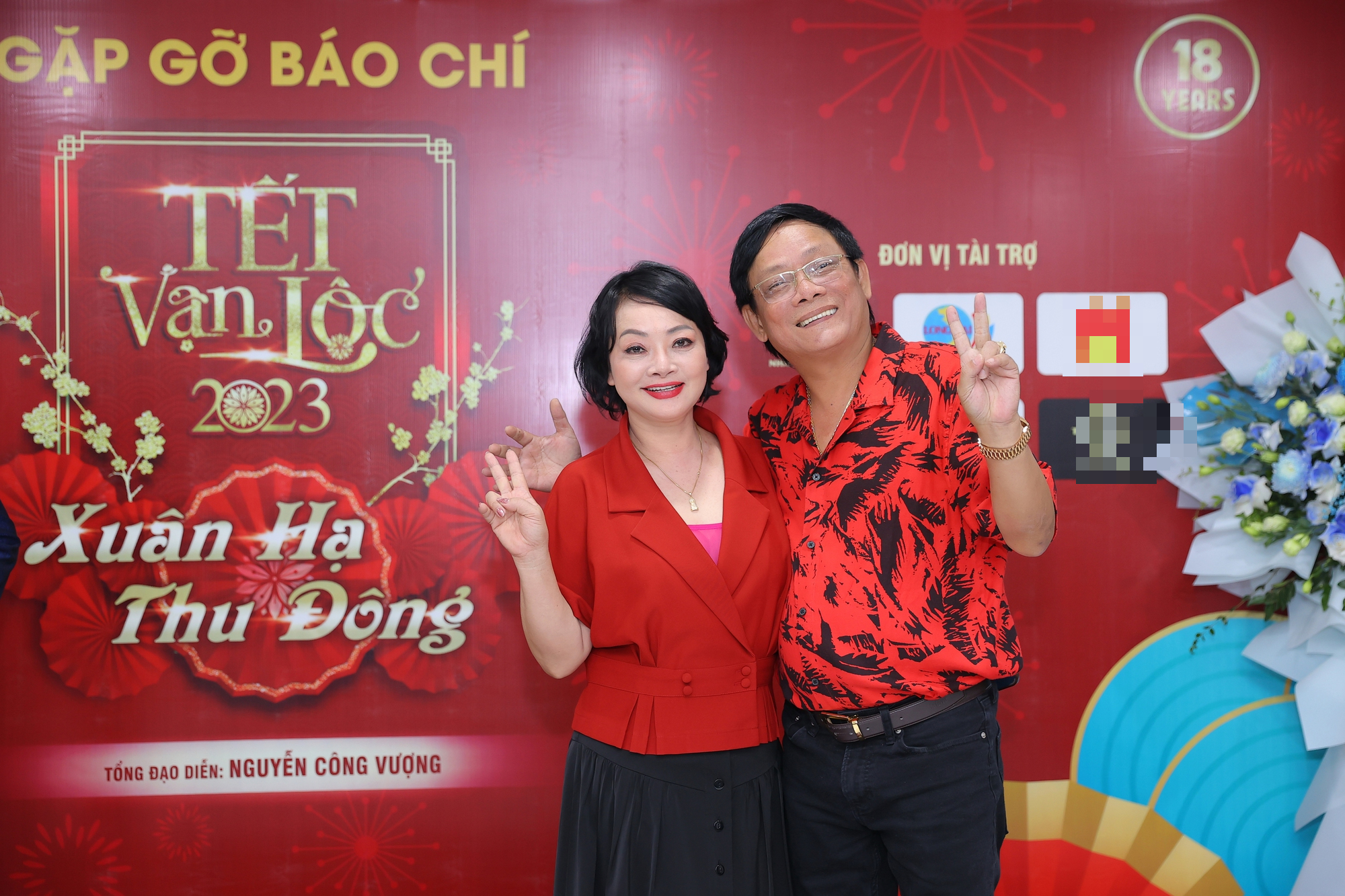 Tết vạn lộc 2023: 4 cha con Chế Linh lần đầu hội ngộ, tiểu phẩm hài “đá xoáy” chuyện hoa hậu - Ảnh 5.