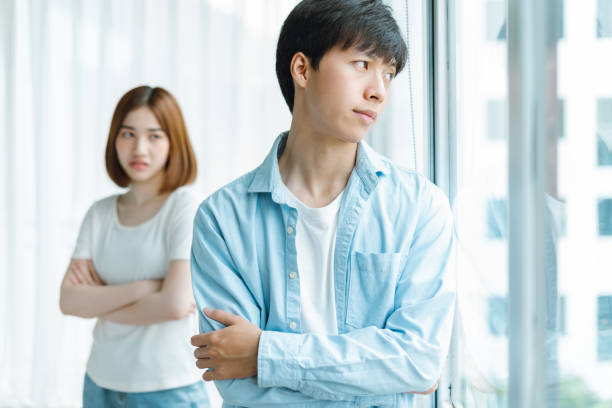 Chồng có 4 biểu hiện này, tình cảm vợ chồng sứt mẻ lắm rồi, hôn nhân bên bờ đổ vỡ - Ảnh 1.