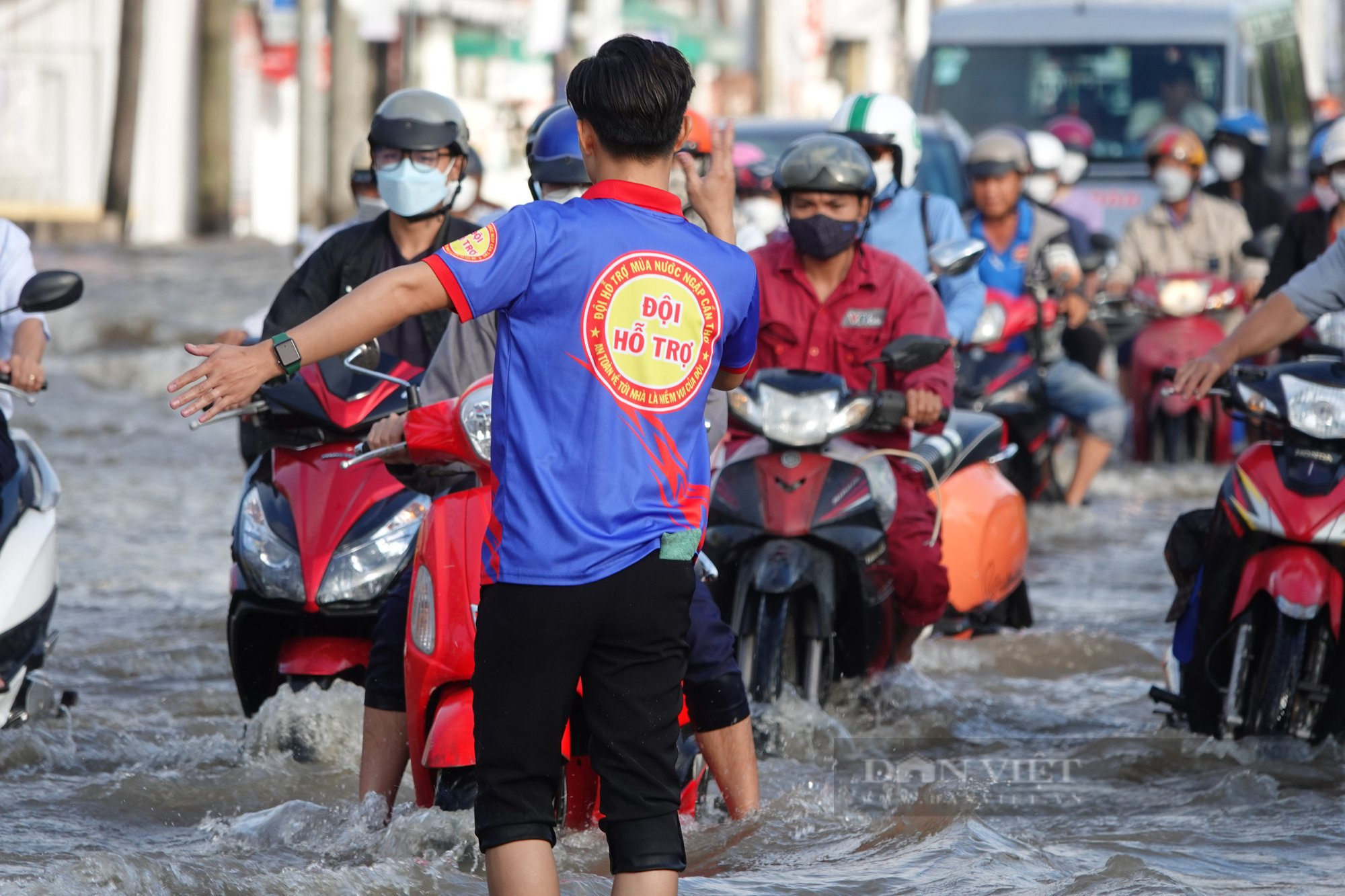 Triều cường ở Cần Thơ tiếp tục dâng cao: Đội sửa xe miễn phí &quot;cứu&quot; hơn 100 xe chết máy mỗi ngày - Ảnh 2.