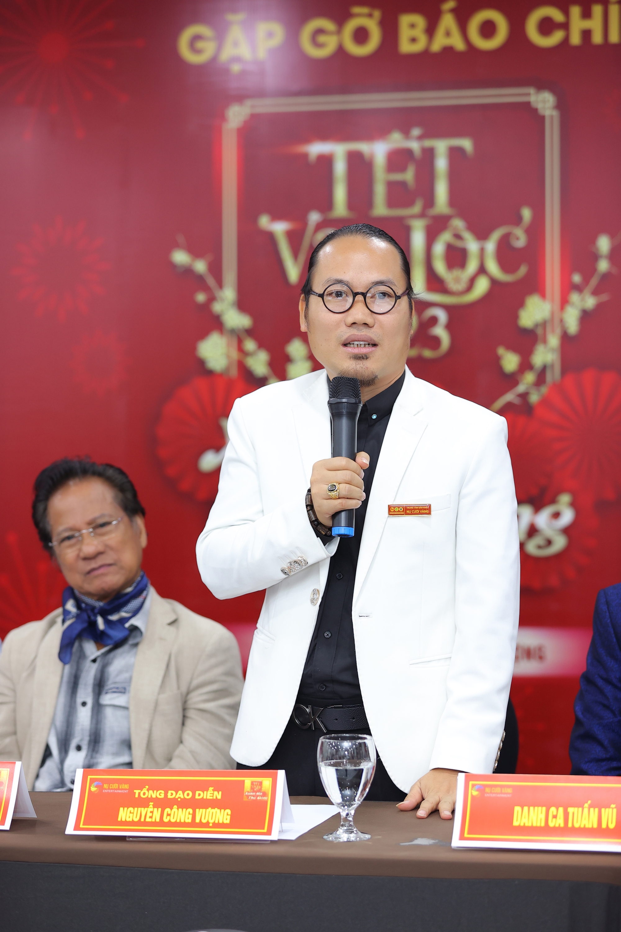 Tết vạn lộc 2023: 4 cha con Chế Linh lần đầu hội ngộ, tiểu phẩm hài “đá xoáy” chuyện hoa hậu - Ảnh 1.
