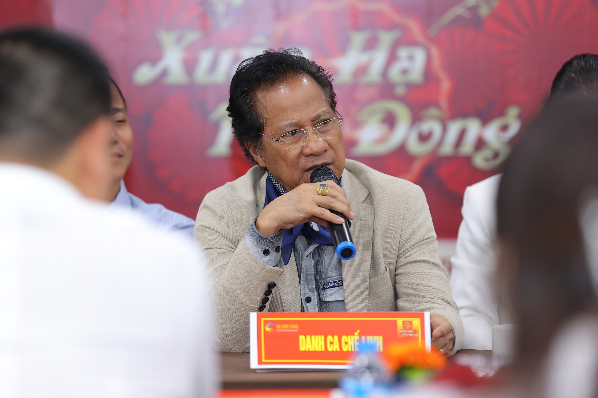 Tết vạn lộc 2023: 4 cha con Chế Linh lần đầu hội ngộ, tiểu phẩm hài “đá xoáy” chuyện hoa hậu - Ảnh 4.