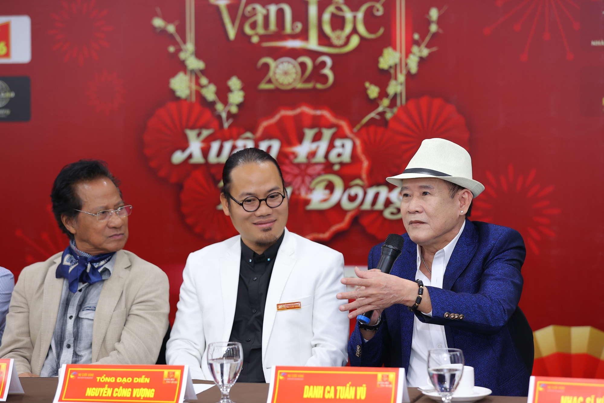 Tết vạn lộc 2023: 4 cha con Chế Linh lần đầu hội ngộ, tiểu phẩm hài “đá xoáy” chuyện hoa hậu - Ảnh 7.
