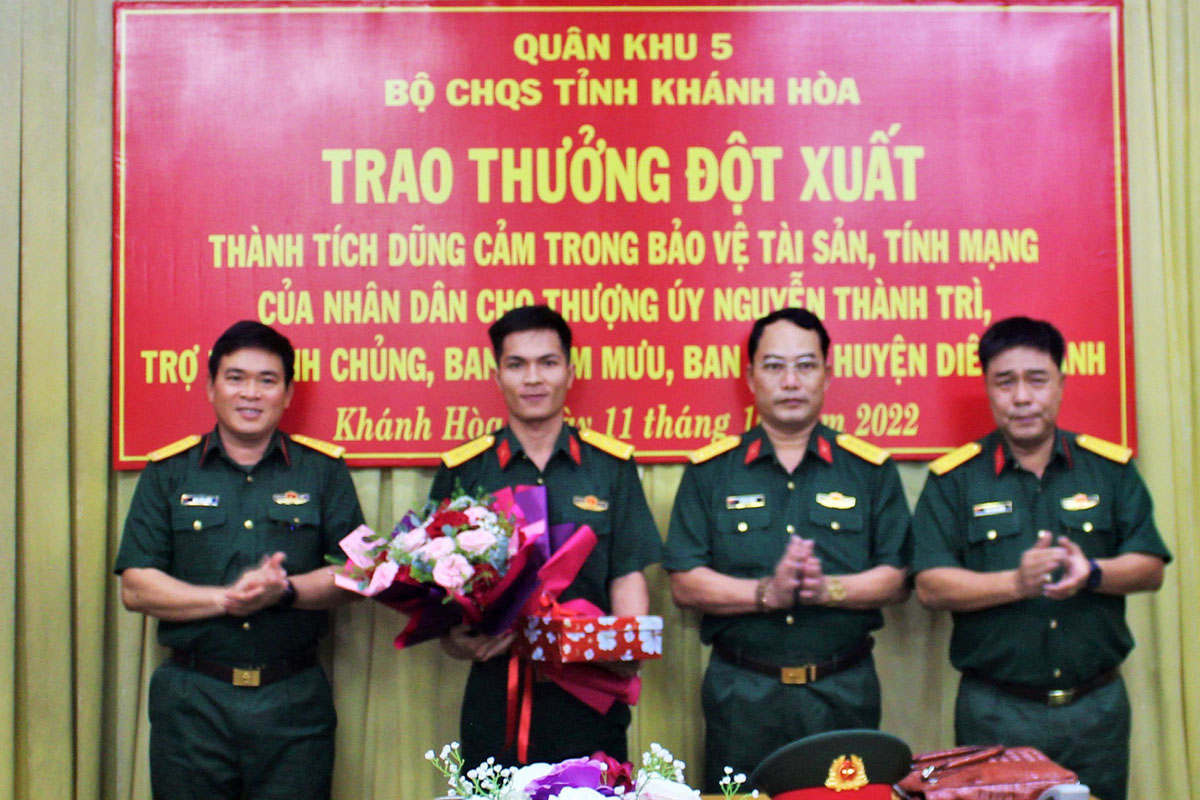 Thượng úy dùng võ thuật bắt cướp xe SH được trao thưởng - Ảnh 1.