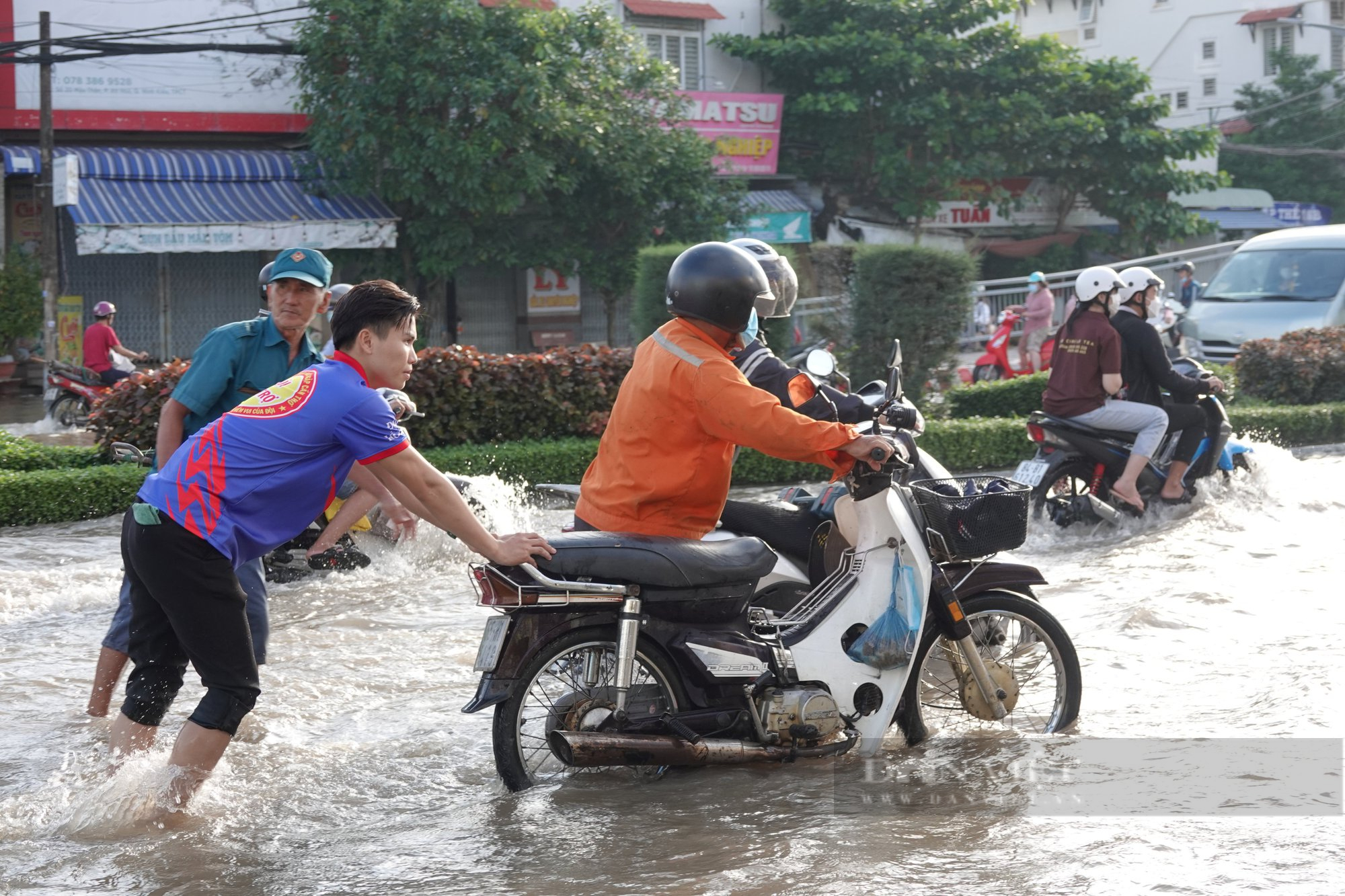 Triều cường ở Cần Thơ tiếp tục dâng cao: Đội sửa xe miễn phí &quot;cứu&quot; hơn 100 xe chết máy mỗi ngày - Ảnh 3.