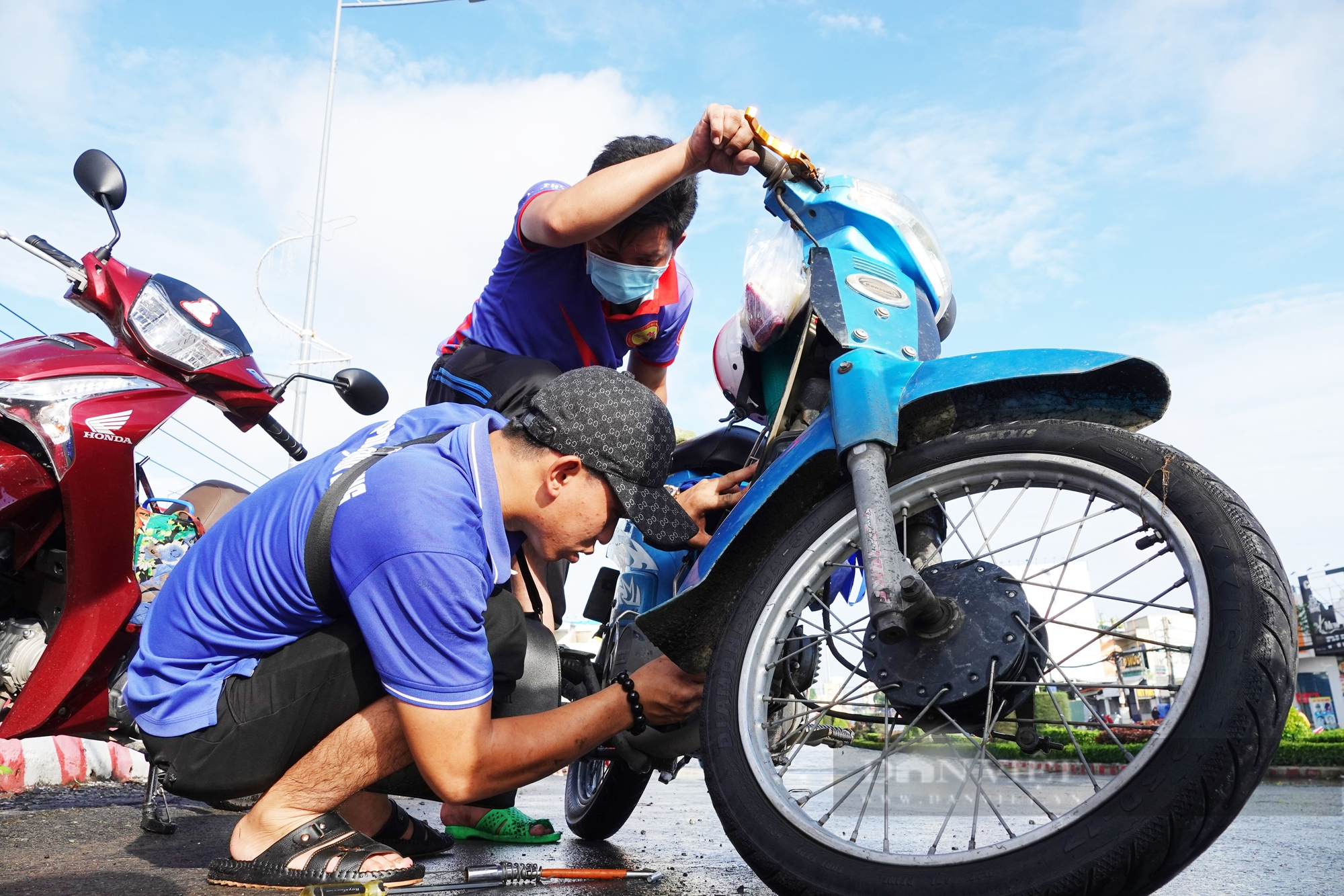 Triều cường ở Cần Thơ tiếp tục dâng cao: Đội sửa xe miễn phí &quot;cứu&quot; hơn 100 xe chết máy mỗi ngày - Ảnh 4.