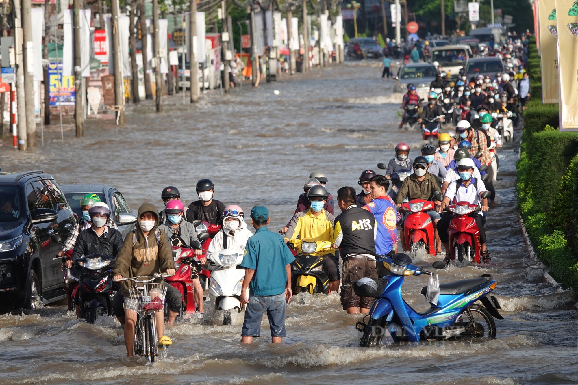 Triều cường ở Cần Thơ tiếp tục dâng cao: Đội sửa xe miễn phí &quot;cứu&quot; hơn 100 xe chết máy mỗi ngày - Ảnh 1.