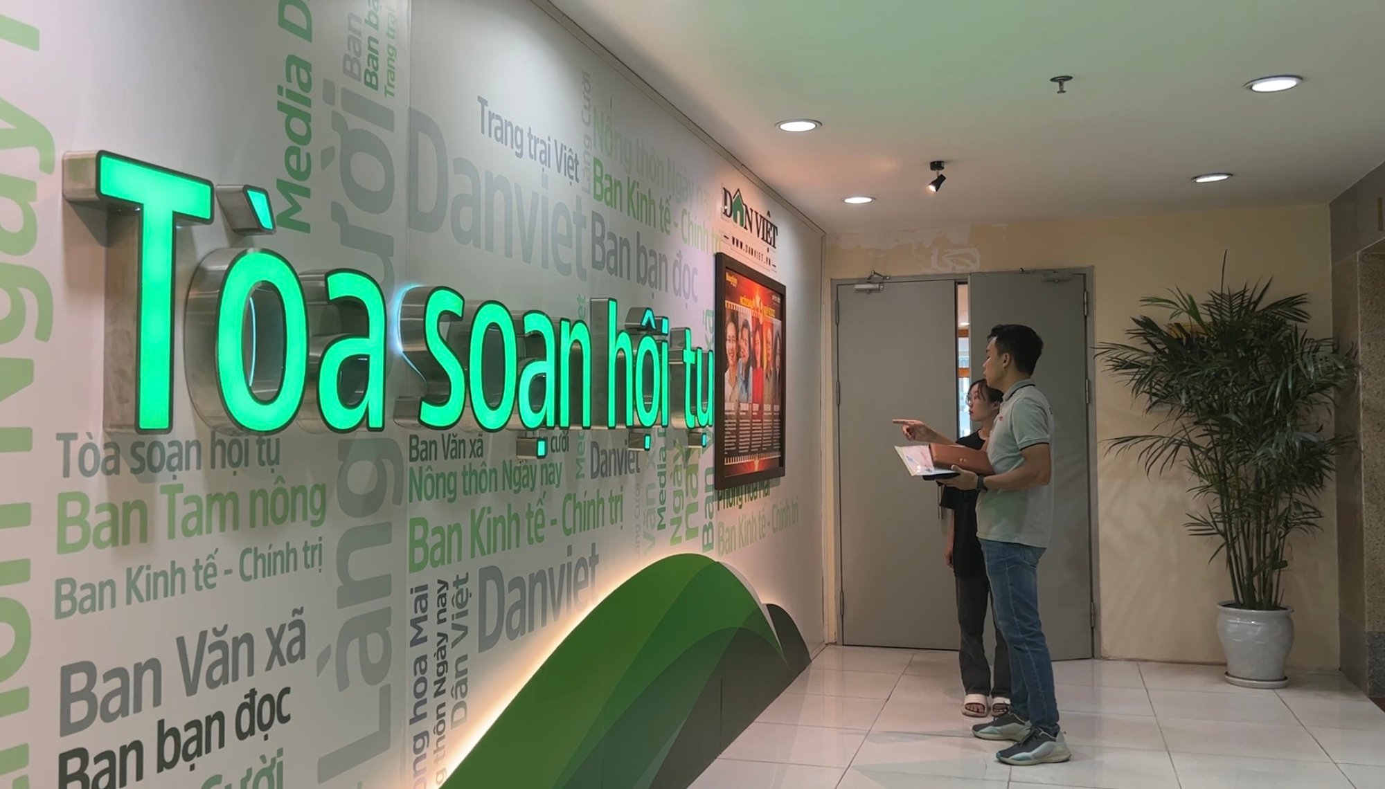 Nữ sinh người Dao xuống Hà Nội nhập học sau khi được Báo NTNN/Điện tử Dân Việt hỗ trợ.  - Ảnh 5.