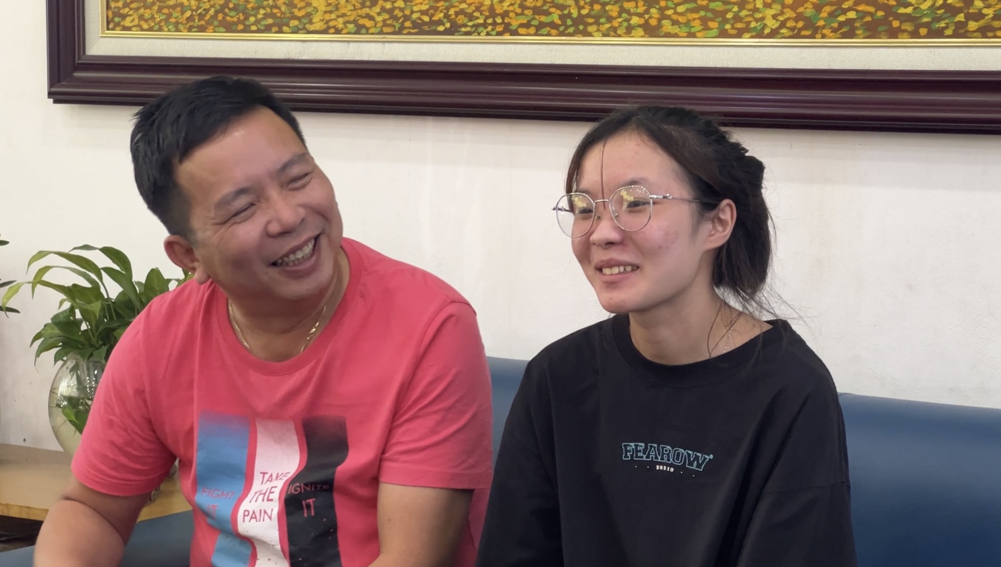 Nữ sinh người Dao xuống Hà Nội nhập học sau khi được Báo NTNN/Điện tử Dân Việt hỗ trợ.  - Ảnh 2.