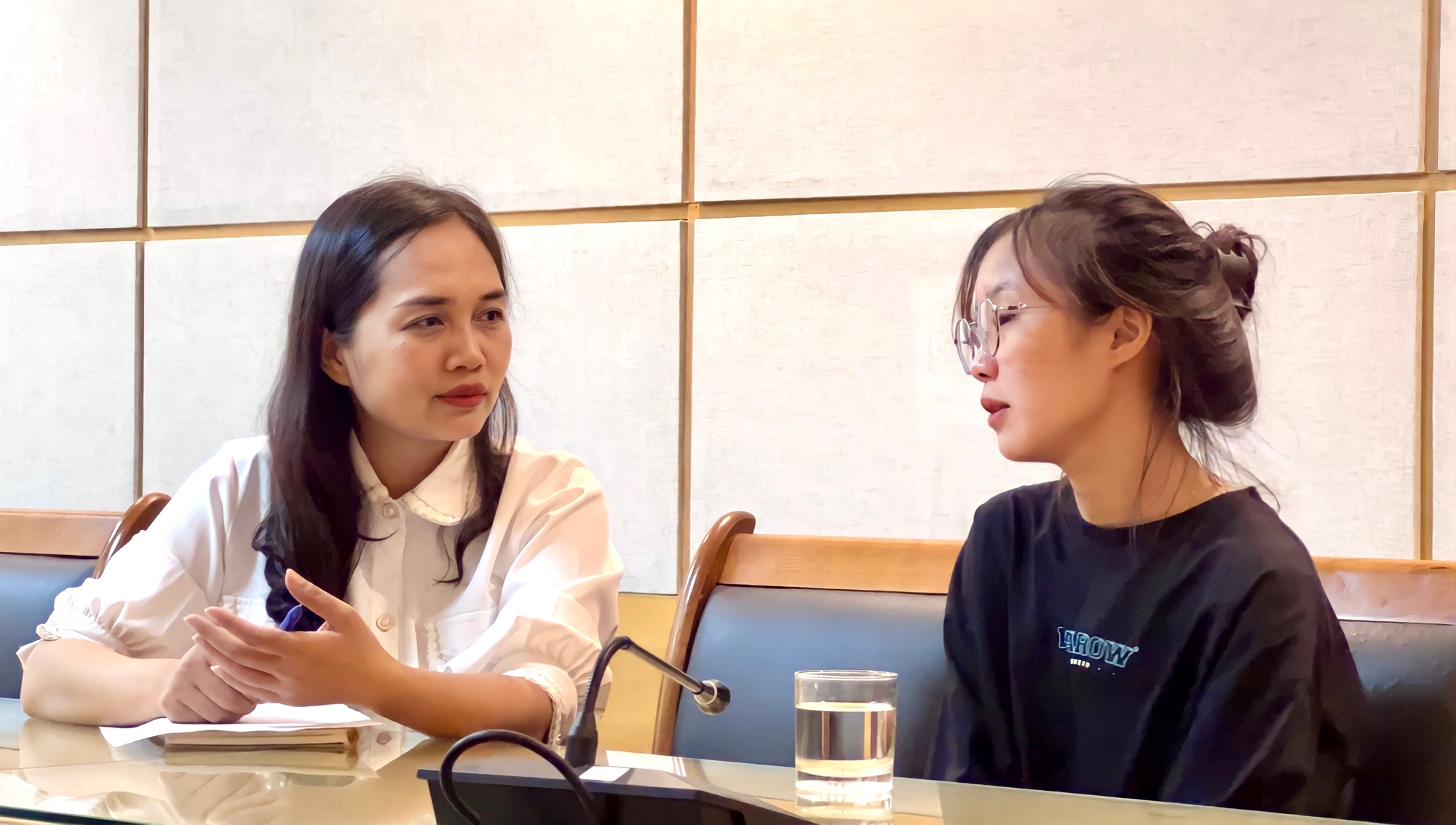 Nữ sinh người Dao xuống Hà Nội nhập học sau khi được Báo NTNN/Điện tử Dân Việt hỗ trợ.  - Ảnh 1.