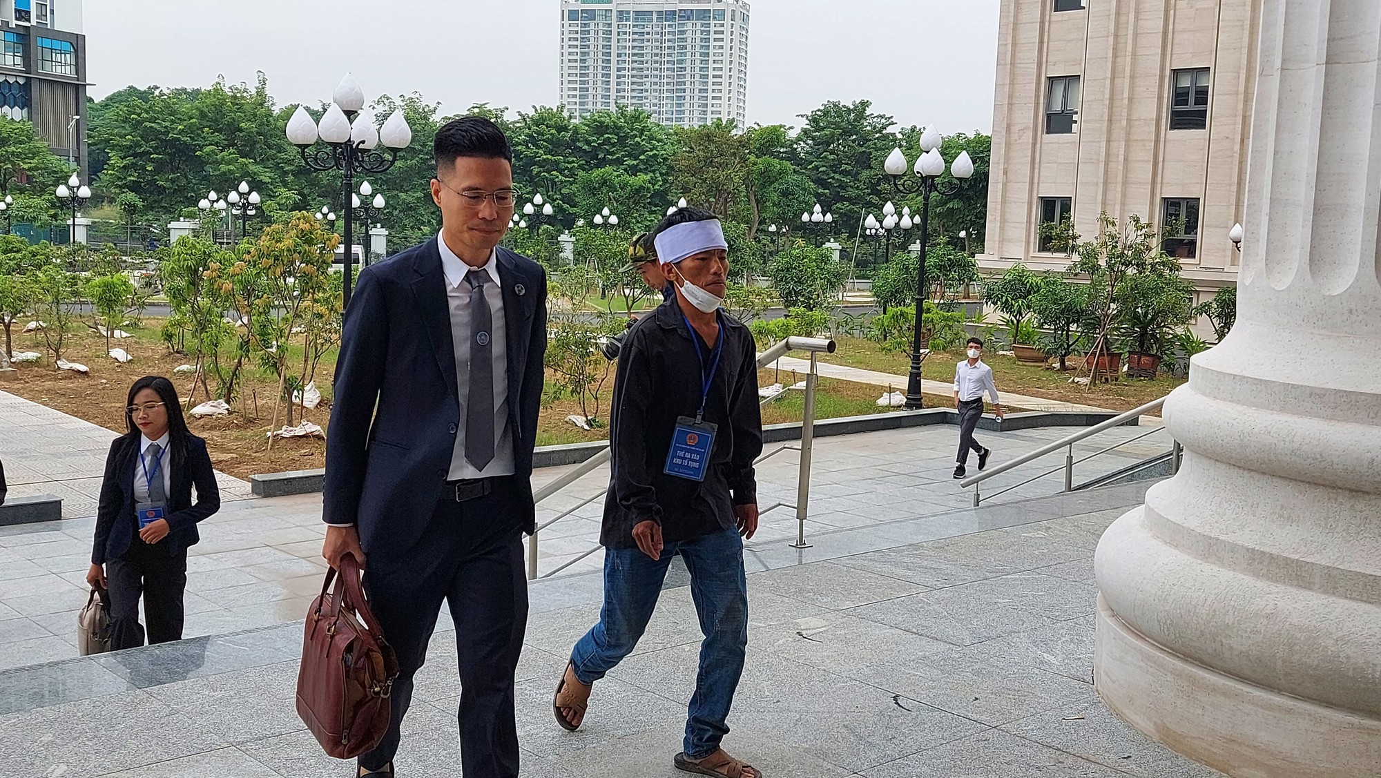 Vụ cháu bé bị đóng đinh vào đầu: Clip dẫn giải kẻ thủ ác đến tòa - Ảnh 2.