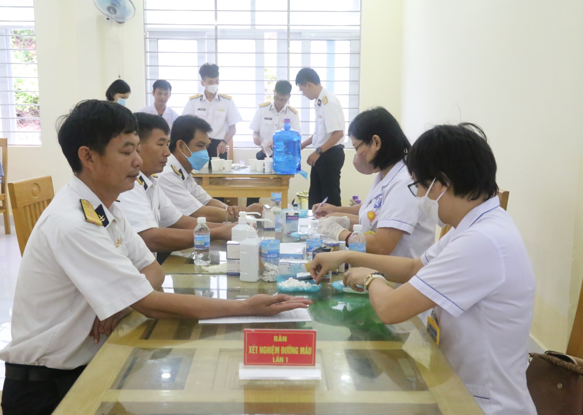 Khánh Hòa: Khám, tầm soát cho hơn 300 cán bộ, chiến sĩ - Ảnh 1. Khánh Hòa: Khám, tầm soát cho hơn 300 cán bộ, chiến sĩ - Ảnh 1.