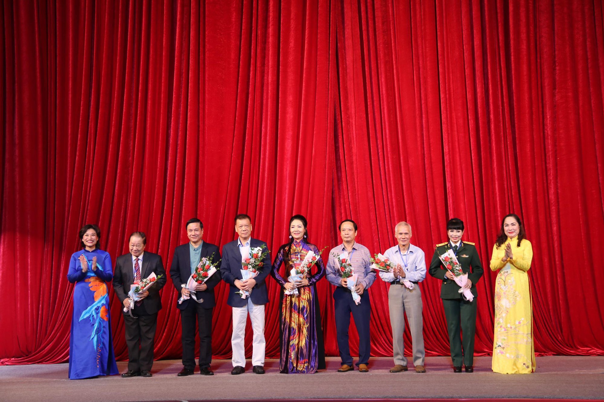 NSND Tự Long, NSND Thanh Ngoan và NSƯT Thu Huyền &quot;gây sốt&quot; tại Khai mạc Liên hoan Chèo - Ảnh 2.