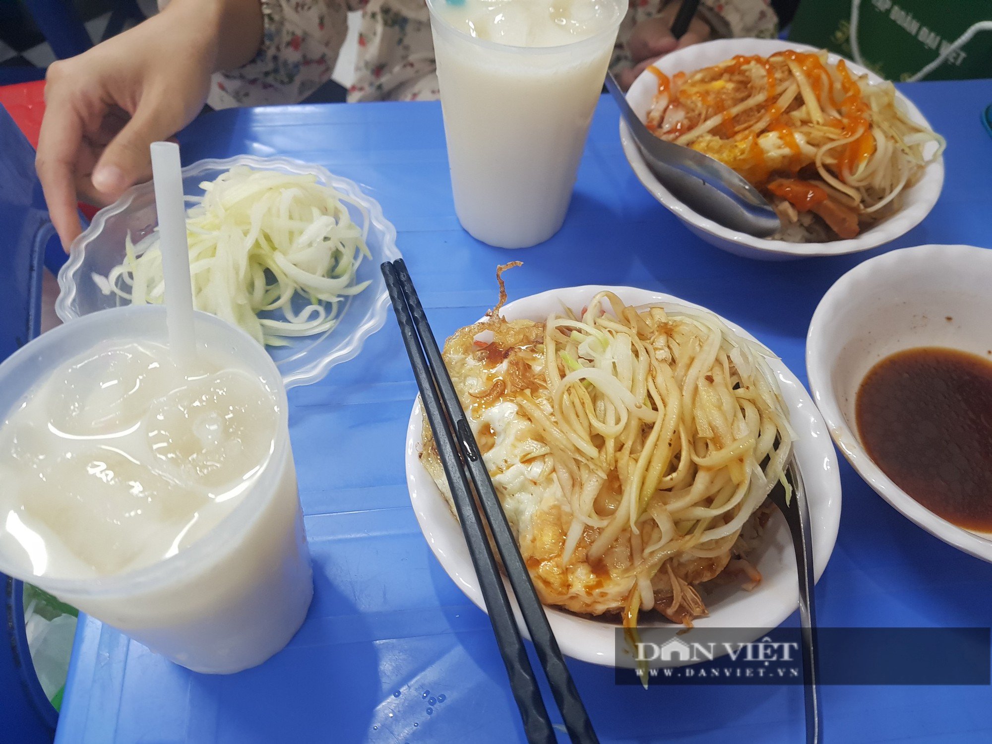 Quán xôi với tên gọi kinh dị trên phố Đê La Thành có gì đặc biệt mà hút khách xếp hàng dài chờ đợi - Ảnh 3.