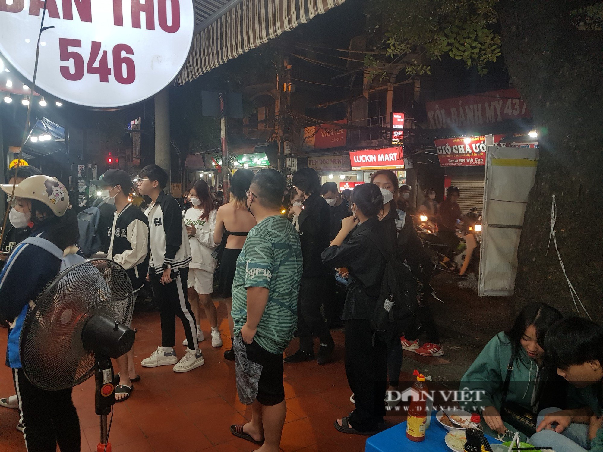 Quán xôi với tên gọi kinh dị trên phố Đê La Thành có gì đặc biệt mà hút khách xếp hàng dài chờ đợi - Ảnh 4.