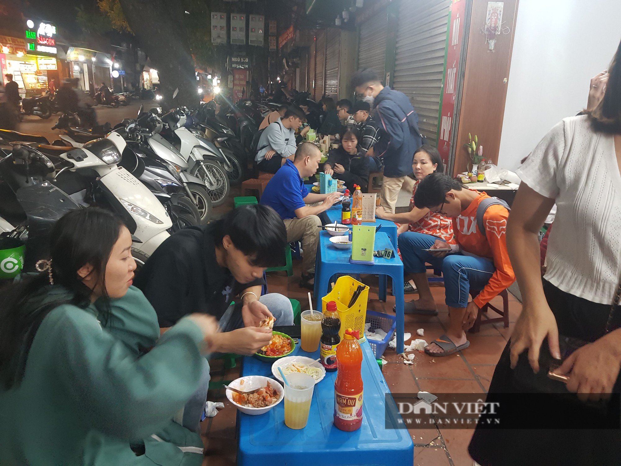 Quán xôi với tên gọi kinh dị trên phố Đê La Thành có gì đặc biệt mà hút khách xếp hàng dài chờ đợi - Ảnh 5.