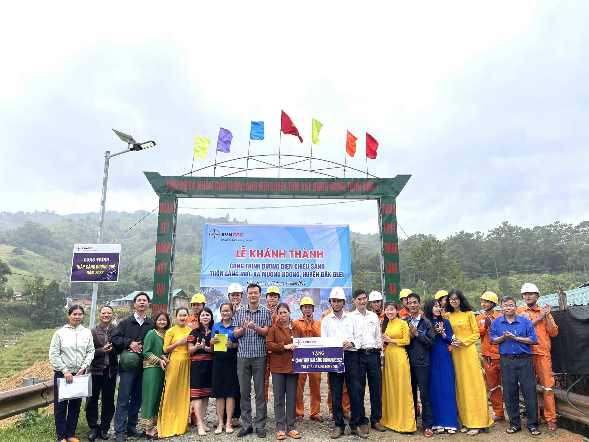 PC Kon Tum bàn giao công trình &quot;Thắp sáng đường quê&quot; tại thôn Làng Mới - Ảnh 1.