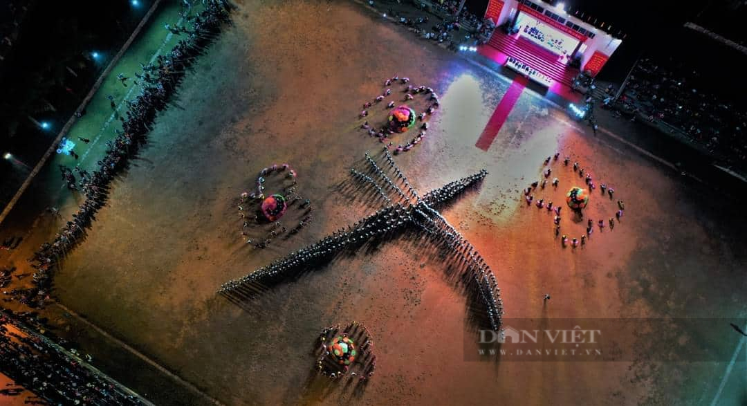 Cuốn hút với múa khèn Mông, múa khăn, múa ô tại Festival Khèn Mông Mù Cang Chải  - Ảnh 10.