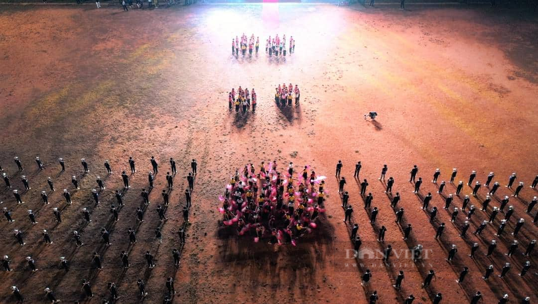 Cuốn hút với múa khèn Mông, múa khăn, múa ô tại Festival Khèn Mông Mù Cang Chải  - Ảnh 11.