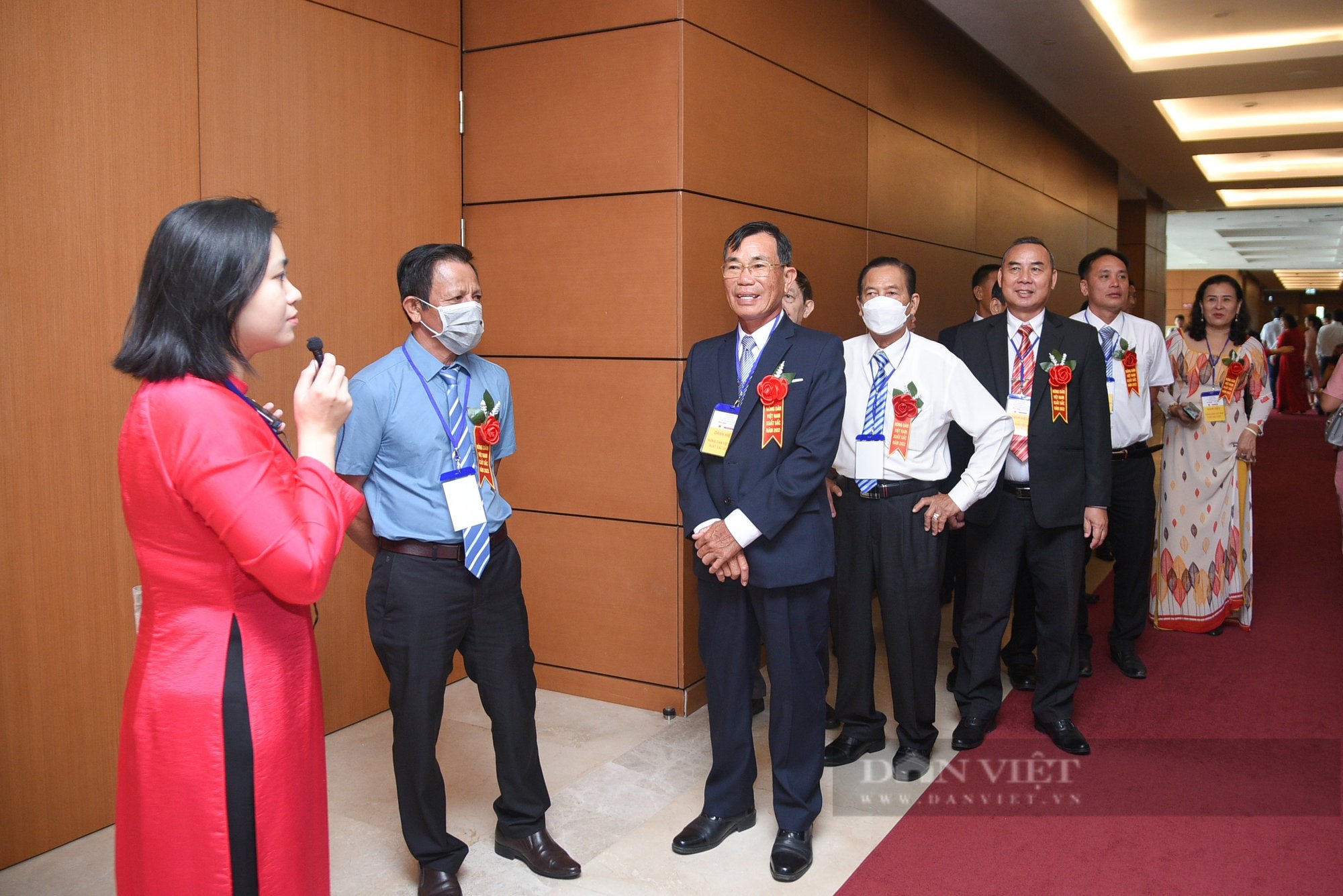 Hình ảnh 100 nông dân xuất sắc 2022 hào hứng thăm quan toà nhà Quốc hội - Ảnh 2.