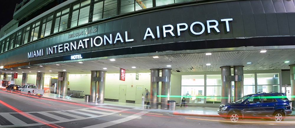 Máy bay của American Airlines hạ cánh khẩn cấp vì sự cố cabin bốc mùi lạ - Ảnh 2.