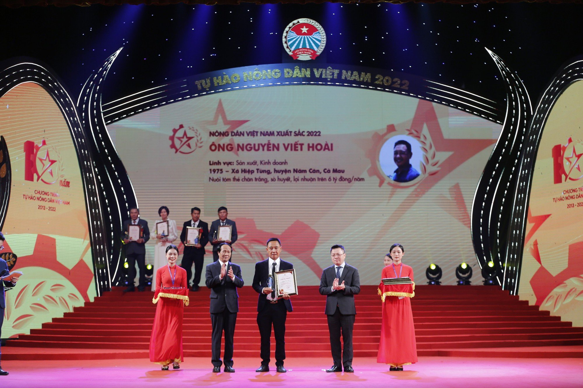Lễ tôn vinh và trao danh hiệu cho 100 &quot;Nông dân Việt Nam xuất sắc 2022&quot; - Ảnh 1.