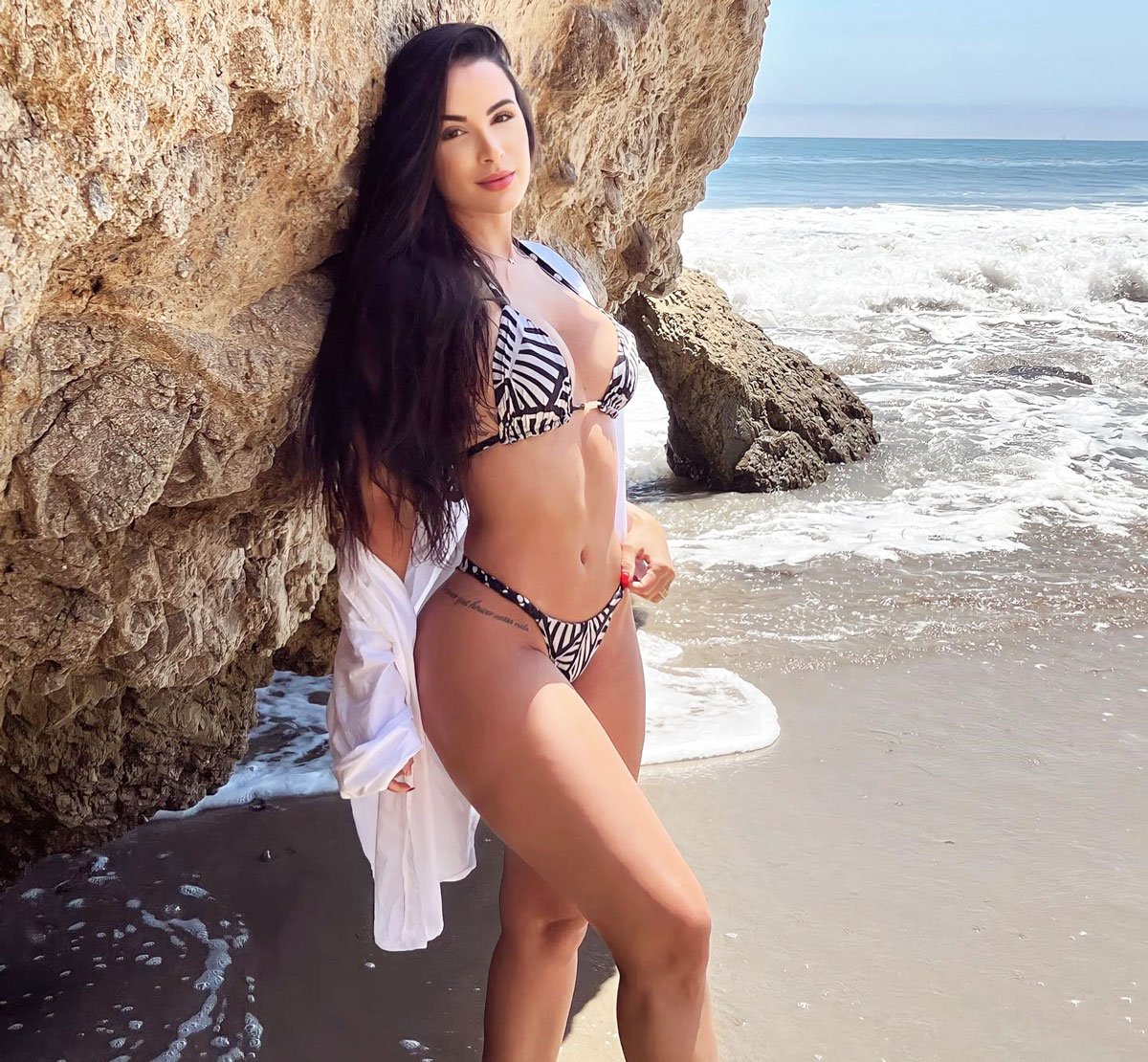 Top 10 nàng WAGs bóng đá quyến rũ nhất năm 2022  - Ảnh 1.