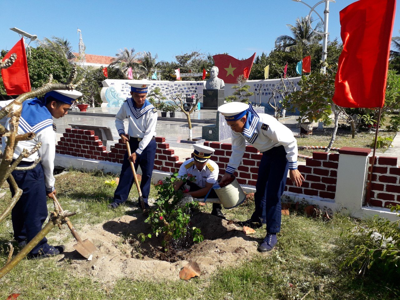 Vùng 4 Hải quân đưa hơn 32 nghìn cây trồng phủ xanh Trường Sa - Ảnh 1. Vùng 4 Hải quân đưa hơn 32 nghìn cây trồng phủ xanh Trường Sa - Ảnh 1.