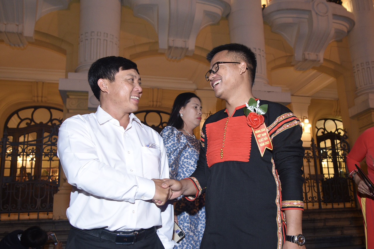 Nông dân Việt Nam xuất sắc là tỷ phú trồng cà phê bắt tay, kết nối bàn chuyện hợp tác làm giàu - Ảnh 1.