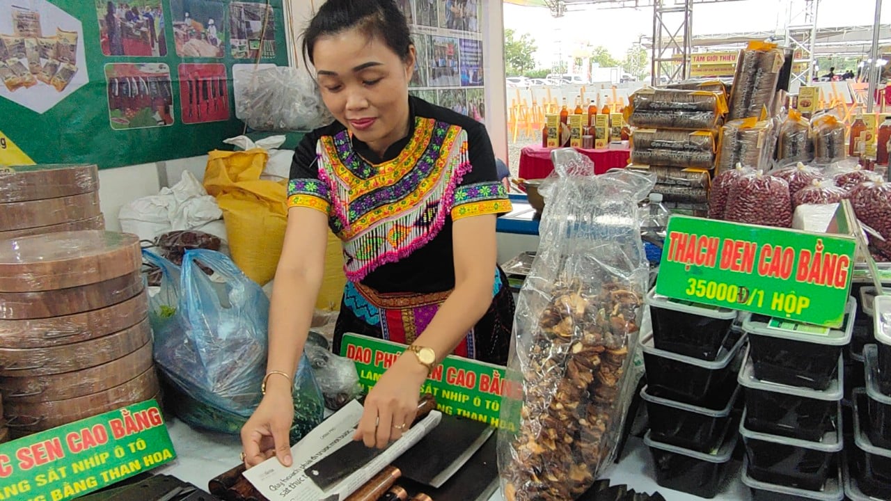 Gian hàng OCOP Cao Bằng bán những đặc sản gì mà thu đều đều 25 - 50 triệu đồng/ngày? - Ảnh 1.