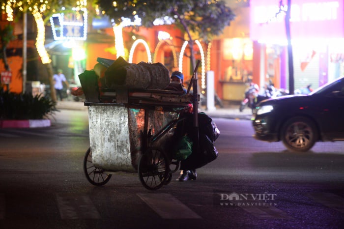 Kỳ lạ tuyến phố gần 10 năm không bật đèn đường giữa Hà Nội, dân &quot;căng mắt&quot; nhìn lối đi lại  - Ảnh 5.