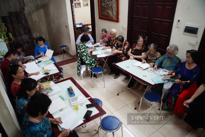 Lớp học tiếng Anh đặc biệt miễn phí của những cụ già giữa lòng Hà Nội - Ảnh 1.