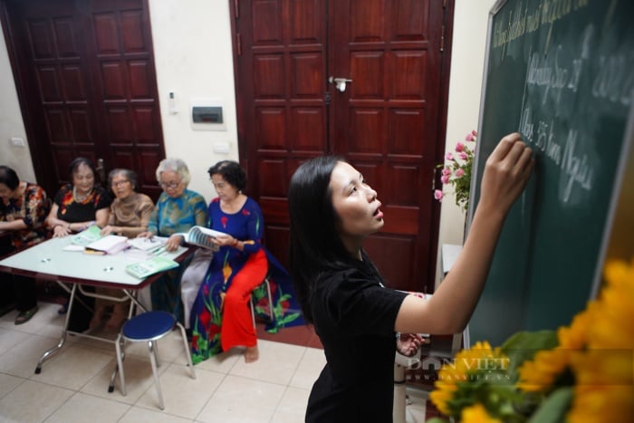 Lớp học tiếng Anh đặc biệt miễn phí của những cụ già giữa lòng Hà Nội - Ảnh 3.
